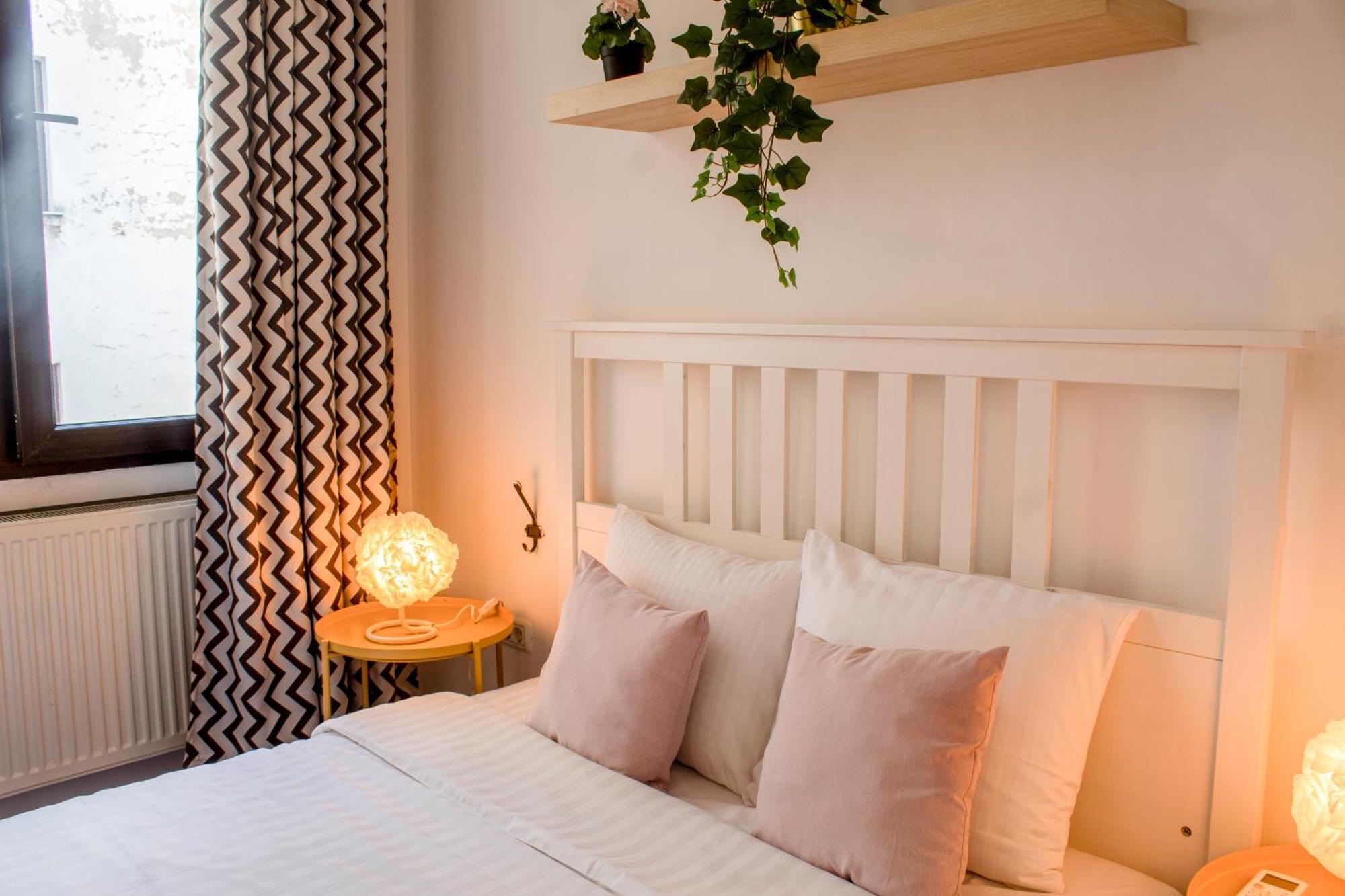 Domus Old Town Retreat Cozy & Central Bukarest Exteriör bild